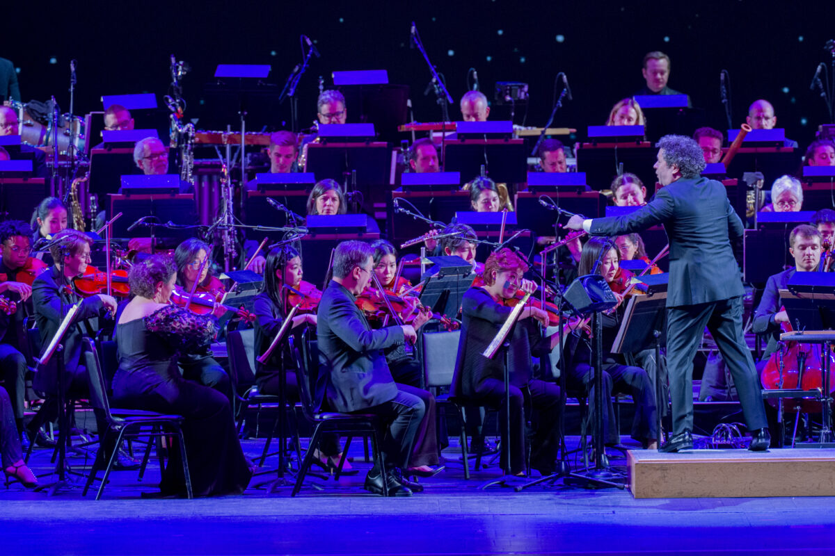 Dudamel recibió aplausos de pie en el primer concierto de la Filarmónica de Nueva York en el Radio City Music Hall