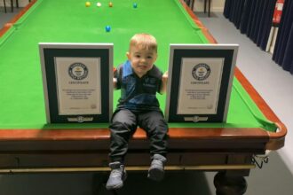 Un niño de 3 años en Inglaterra consiguió dos récords Guinness en billar.