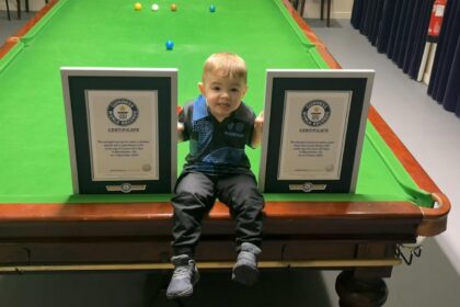 Un niño de 3 años en Inglaterra consiguió dos récords Guinness en billar.