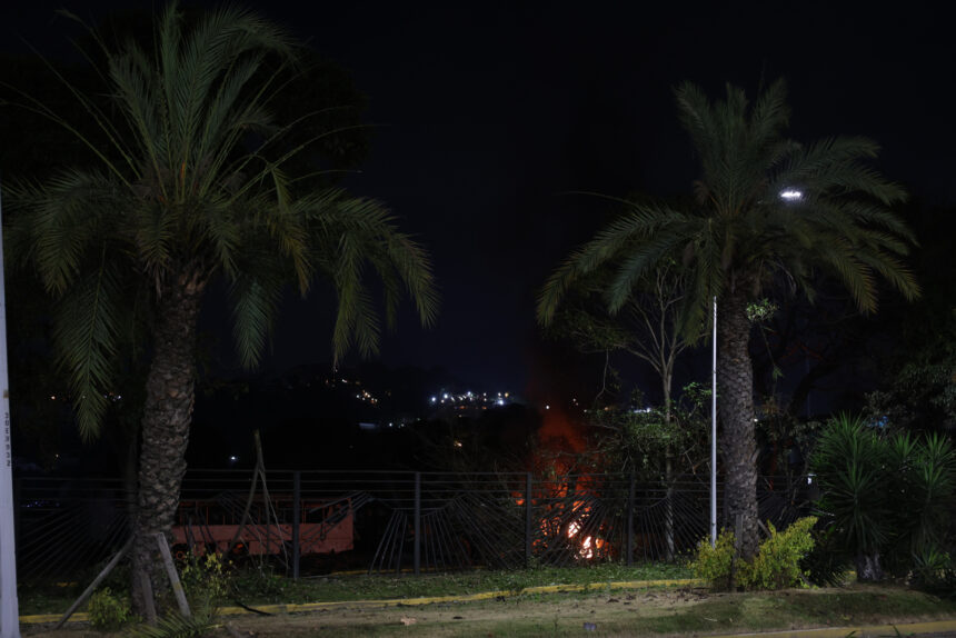 Fuerza Aérea de EE UU prohibió operaciones en espacio aéreo venezolano en medio de explosiones