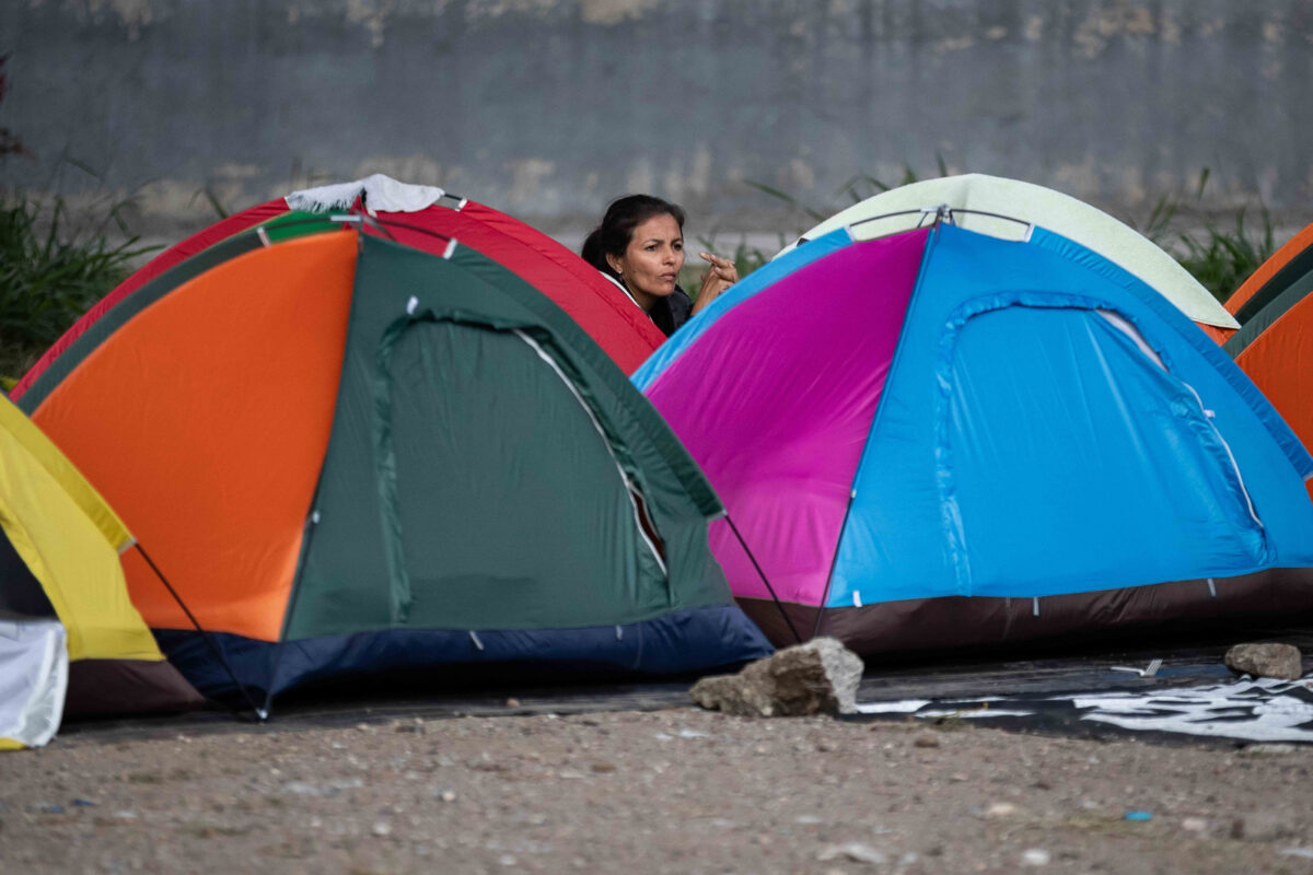 Comida, baños, traslados, los otros costos de esperar las excarcelaciones en Venezuela
