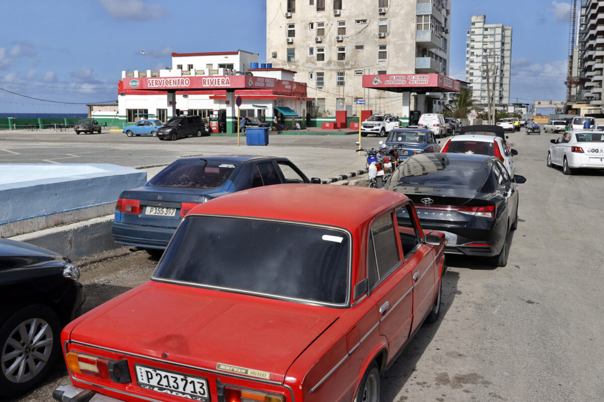 El fin del petróleo venezolano para Cuba desata las colas por combustible en la isla