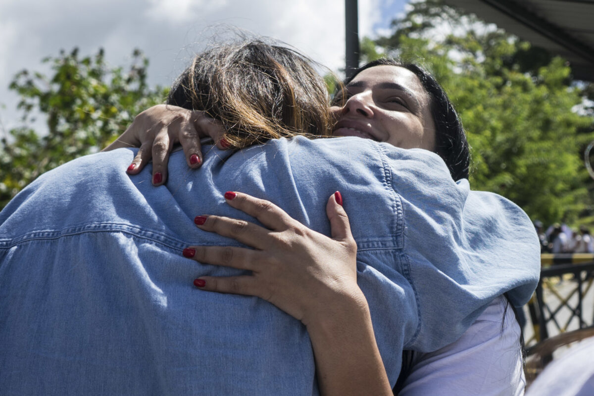 AME4279. ZAMORA (VENEZUELA), 11/01/2026.- Aurora Silva de Superlano (d), reacciona luego de visitar a su esposo, Freddy Superlano, ex Diputado de la Asamblea Nacional y preso político recluido en el centro penitenciario Rodeo I este domingo, en Zamora estado de Miranda (Venezuela). Familiares de presos políticos en Venezuela pasan la tercera noche en espera de excarcelaciones, luego de que el jueves las autoridades anunciaran la liberación de un "número importante" de estos detenidos, un proceso que organizaciones no gubernamentales y la oposición mayoritaria denuncian que avanza a cuentagotas. EFE/ Boris Vergara