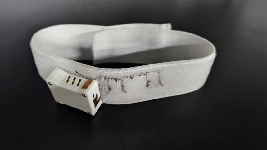 Crearon un dispositivo portátil permite hablar en tiempo real a personas con problemas del habla