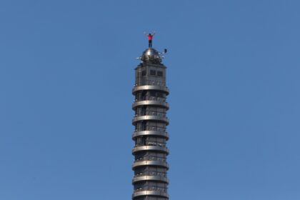 En imágenes: el estadounidense Alex Honnold hizo historia al escalar el Taipei 101 sin cuerdas ni arnés