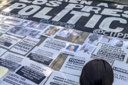 Familiares de los presos políticos se concentran frente a la sede principal del Ministerio Público en Caracas