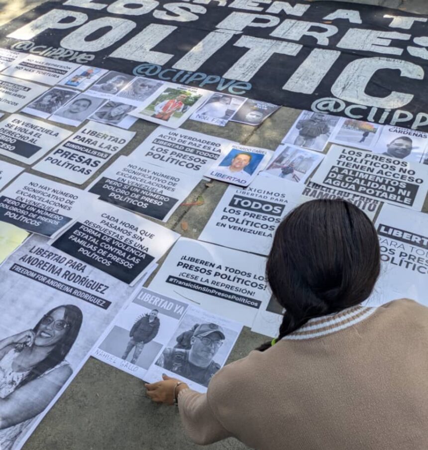 Familiares de los presos políticos se concentran frente a la sede principal del Ministerio Público en Caracas