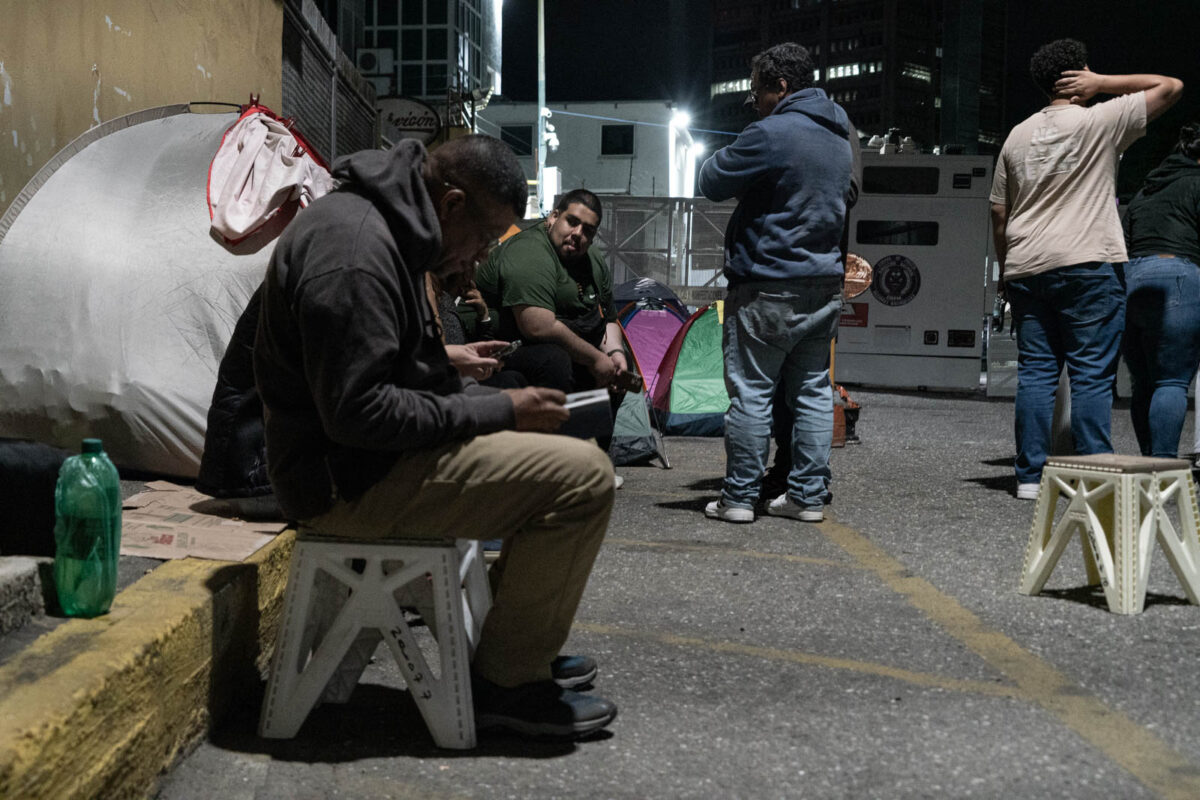 Un campamento de historias y sueños resiste frente a la Zona 7 de la PNB