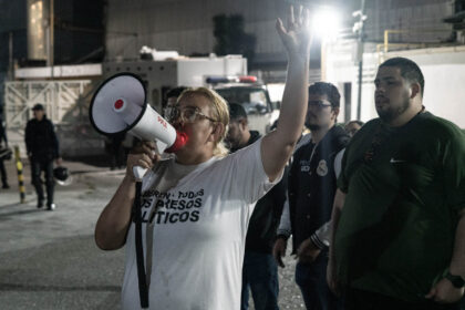 Un campamento de historias y sueños resiste frente a la Zona 7 de la PNB
