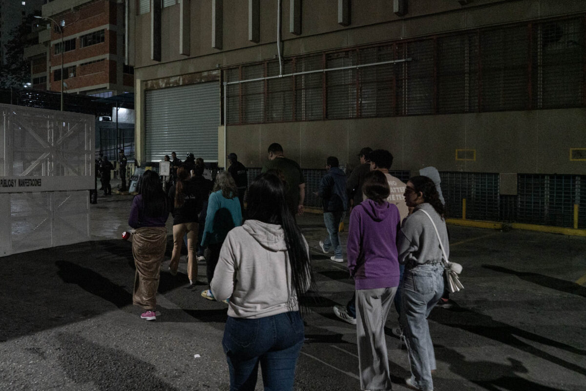 Un campamento de historias y sueños resiste frente a la Zona 7 de la PNB