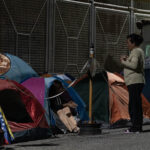 Un campamento de historias y sueños resiste frente a la Zona 7 de la PNB