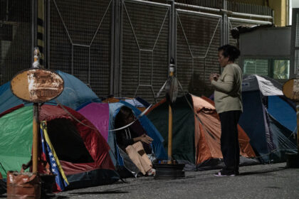 Un campamento de historias y sueños resiste frente a la Zona 7 de la PNB