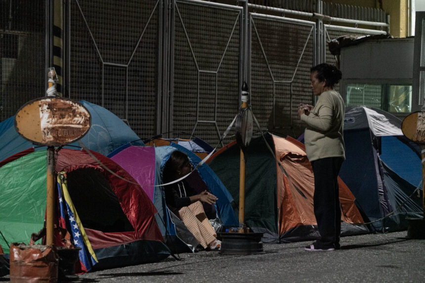 Un campamento de historias y sueños resiste frente a la Zona 7 de la PNB