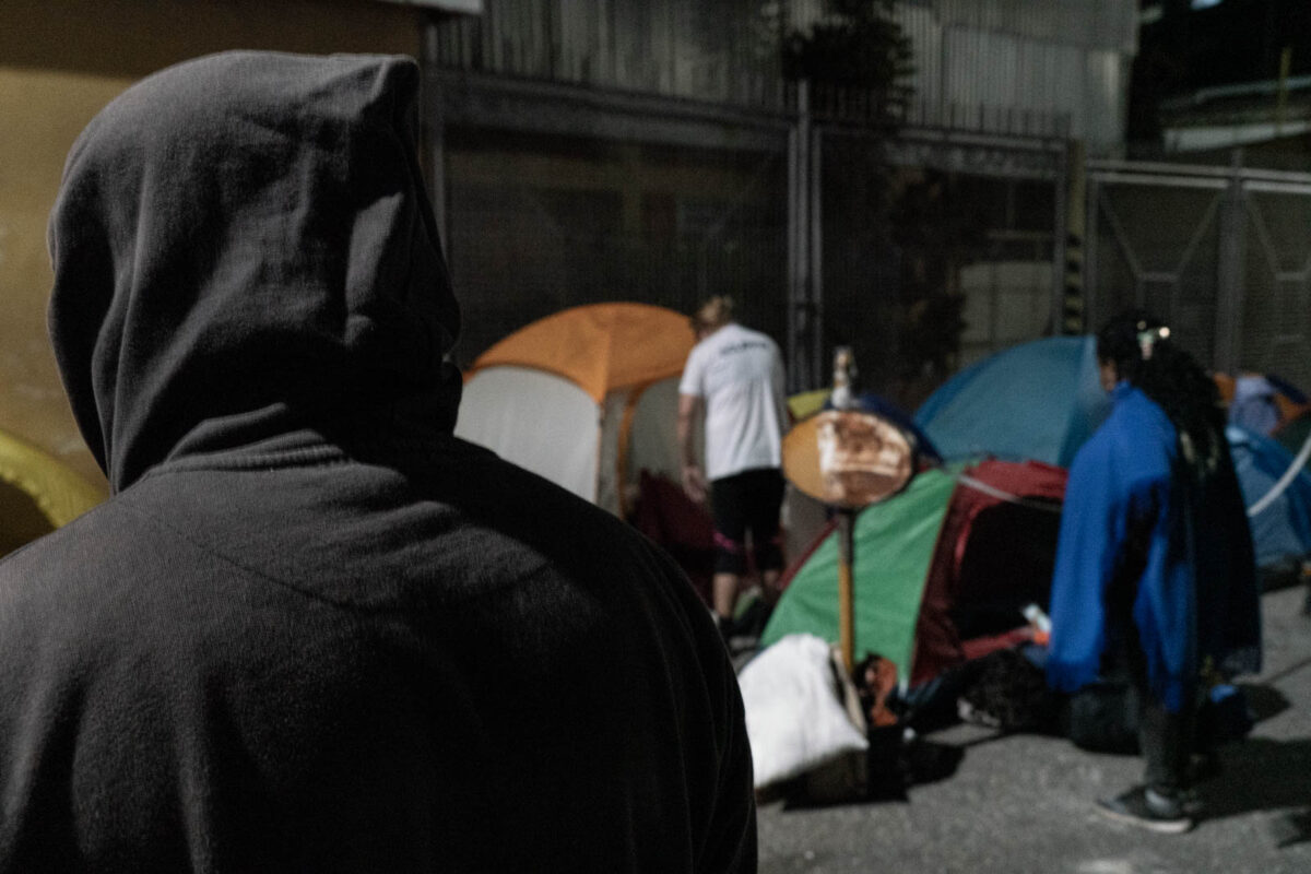 Un campamento de historias y sueños resiste frente a la Zona 7 de la PNB