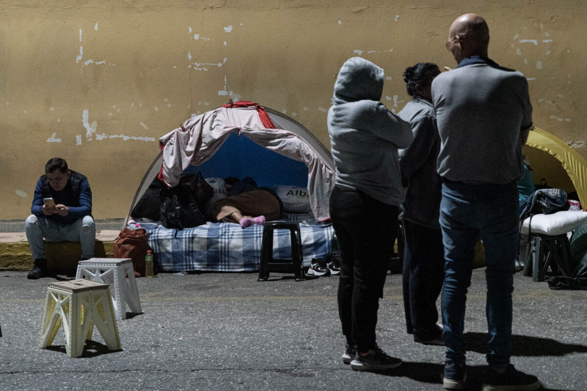 Un campamento de historias y sueños resiste frente a la Zona 7 de la PNB