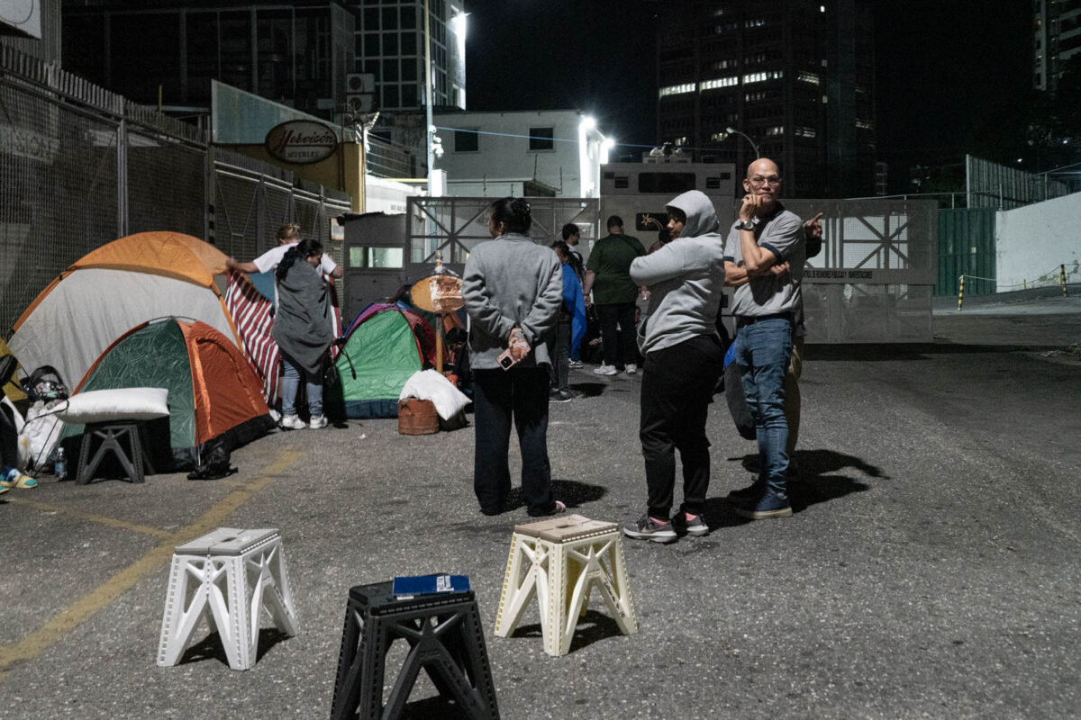 Un campamento de historias y sueños resiste frente a la Zona 7 de la PNB