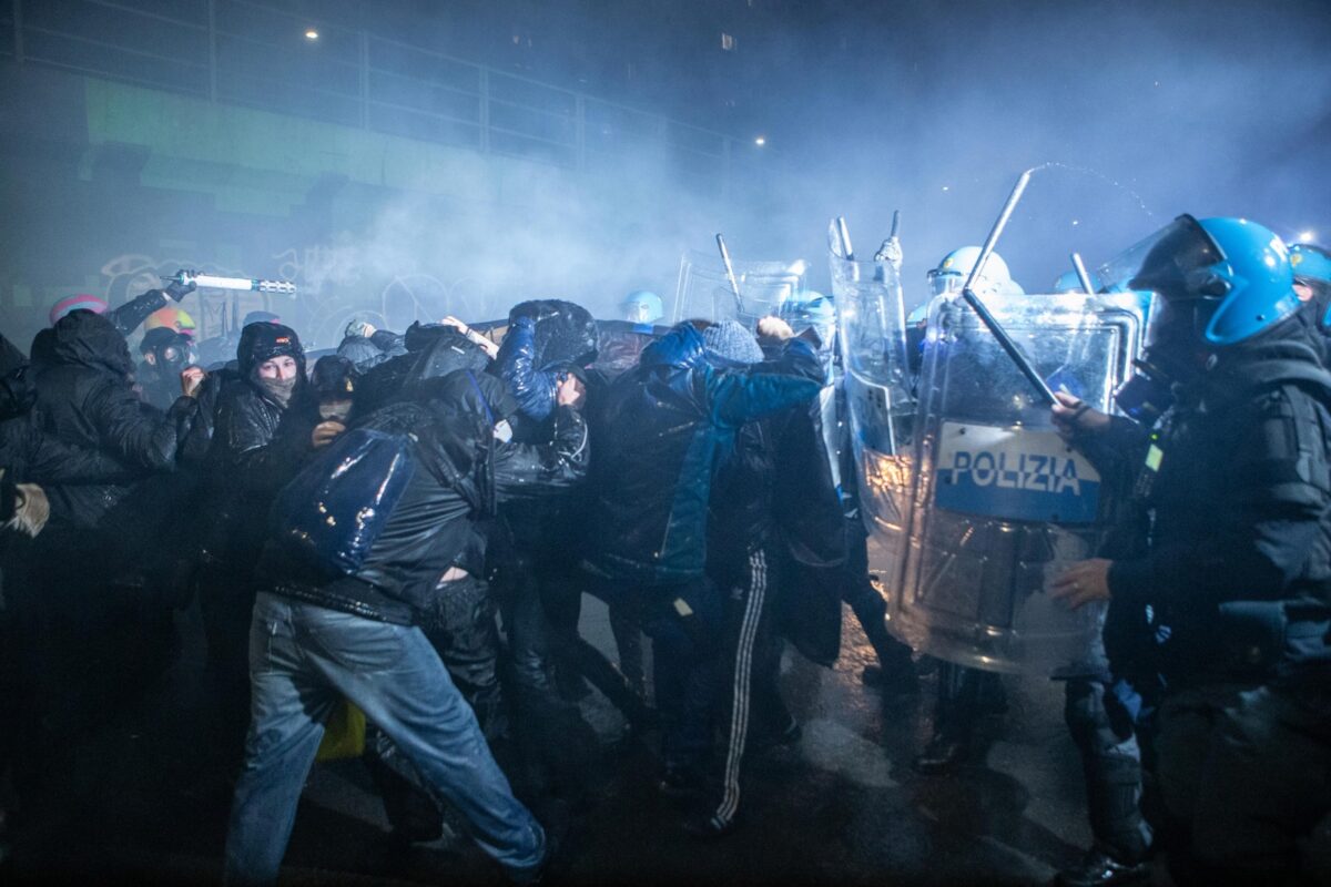 Marcha contra los Juegos Olímpicos de Invierno en Italia terminó en enfrentamiento entre policías y manifestantes