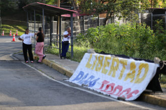 Gendarme argentino y más de 200 presos políticos continúan en huelga de hambre
