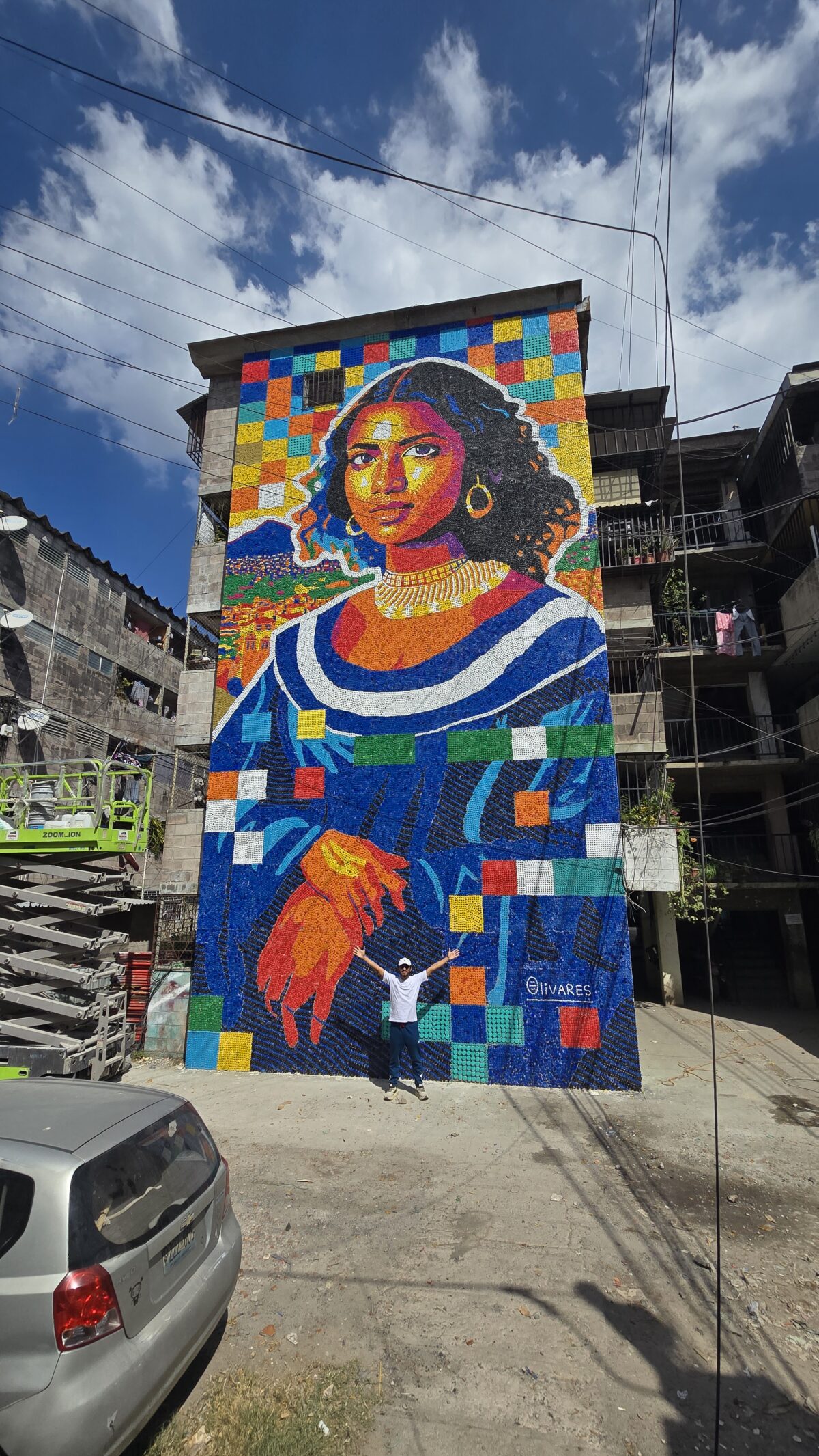 El venezolano Óscar Olivares culminó en El Salvador el mural de tapas plásticas más alto del mundo
