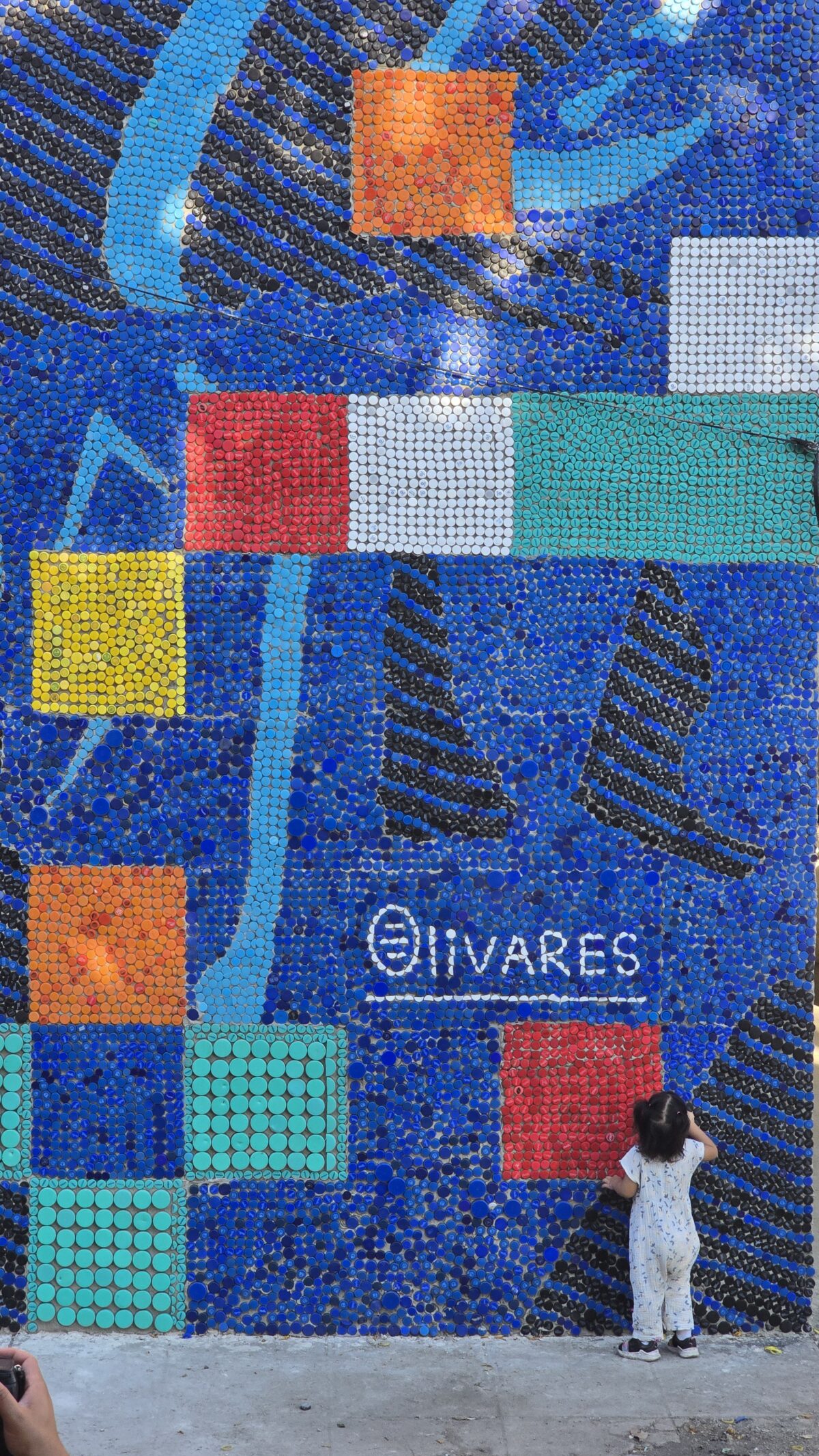 El venezolano Óscar Olivares culminó en El Salvador el mural de tapas plásticas más alto del mundo