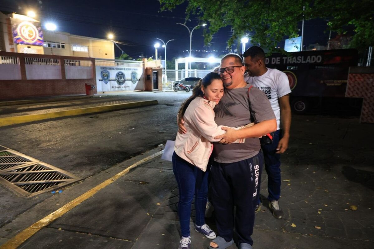 En imágenes: así se vivió el regreso a la libertad de decenas de presos políticos el fin de semana 