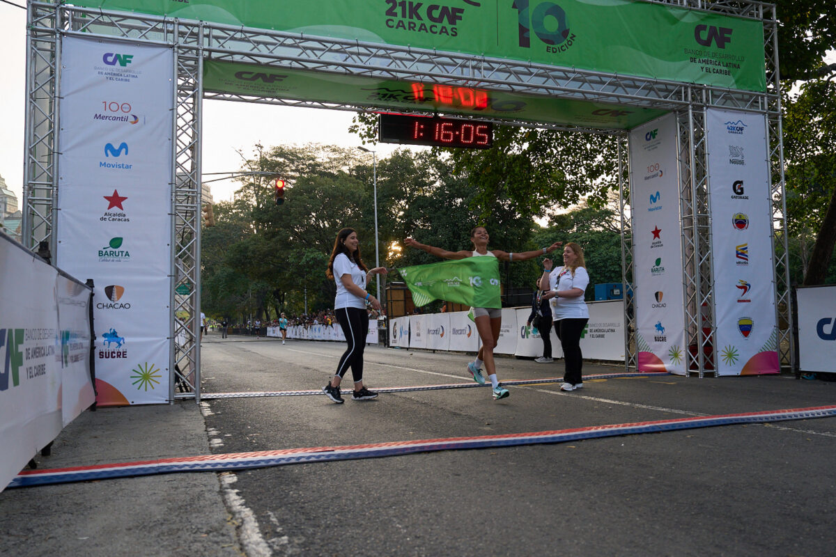 El panameño Castelblanco y la ecuatoriana Ortiz establecieron nuevos récords en los 42K del Maratón CAF 2026