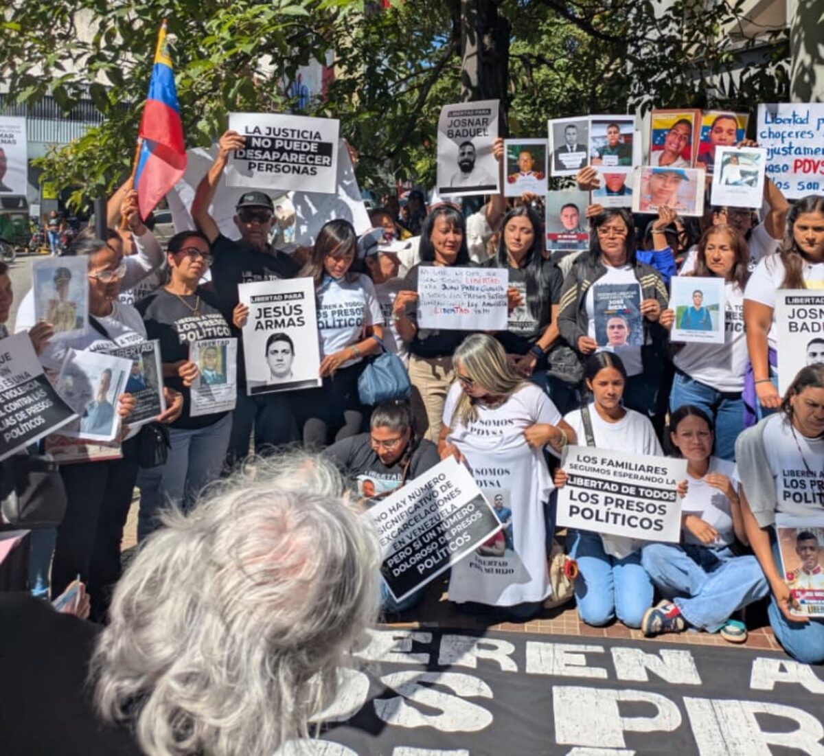 En imágenes: familiares de presos políticos se concentran en las afueras del Palacio de Justicia