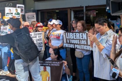 En imágenes: familiares de presos políticos se concentran en las afueras del Palacio de Justicia