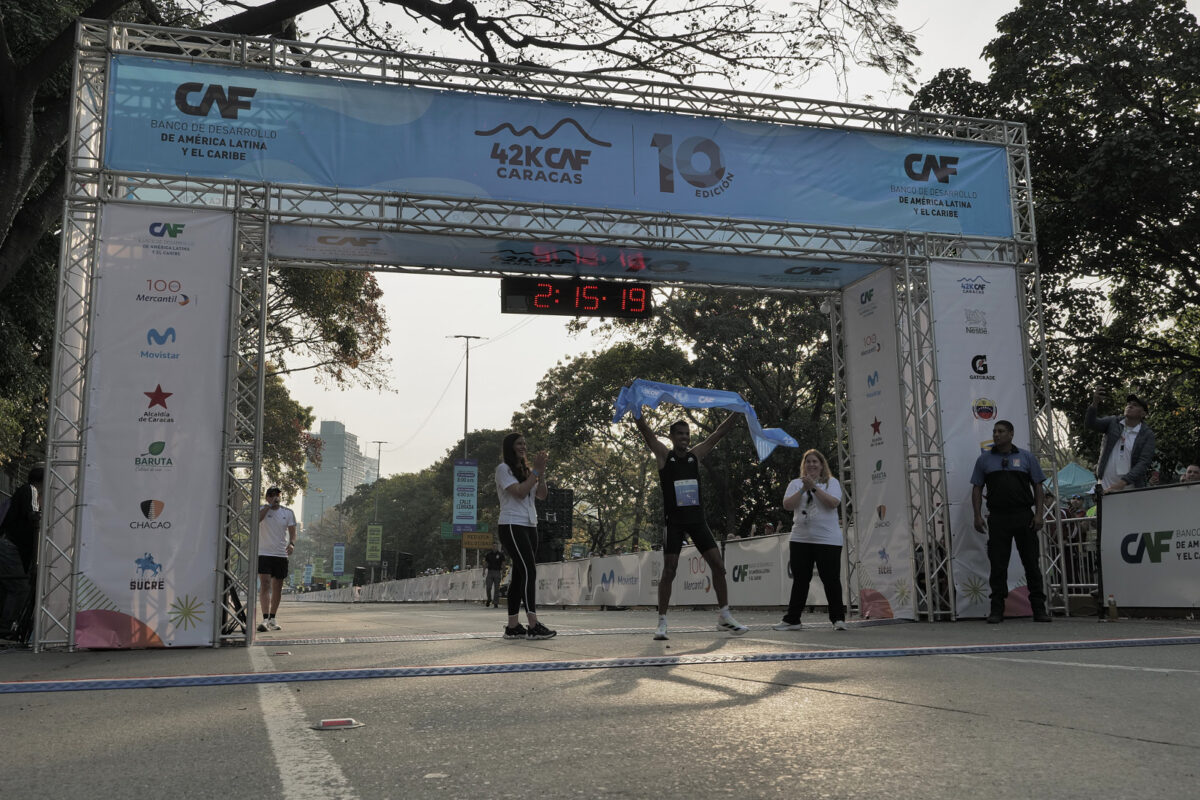 El panameño Castelblanco y la ecuatoriana Ortiz establecieron nuevos récords en los 42K del Maratón CAF 2026