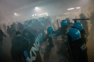 Marcha contra los Juegos Olímpicos de Invierno en Italia terminó en enfrentamiento entre policías y manifestantes 