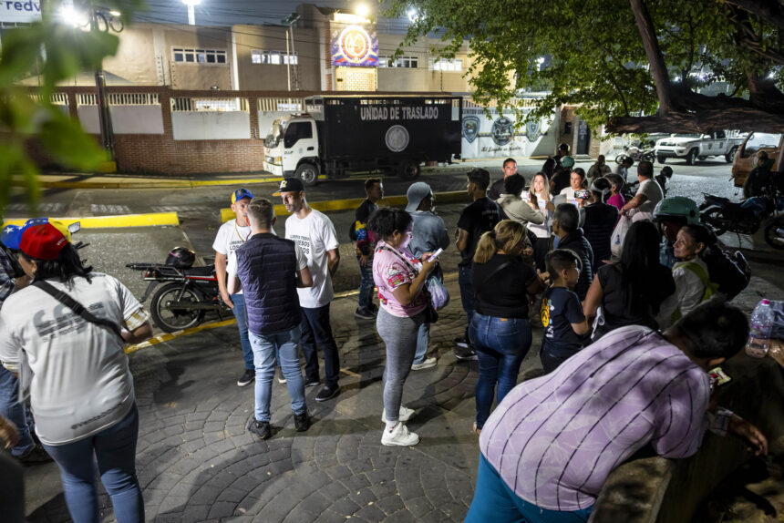 Familiares de presos políticos realizaron una vigilia en sede de la PNB en La Yaguara para pedir su liberación