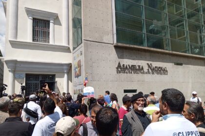 Activistas y familiares de presos políticos protestan frente a la Asamblea Nacional 