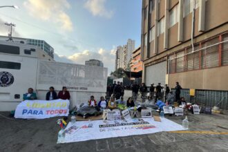 Familiares en en Zona 7 exigieron a Jorge Rodríguez cumplir con la liberación de los presos políticos 