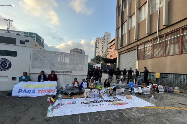 Familiares en en Zona 7 exigieron a Jorge Rodríguez cumplir con la liberación de los presos políticos 