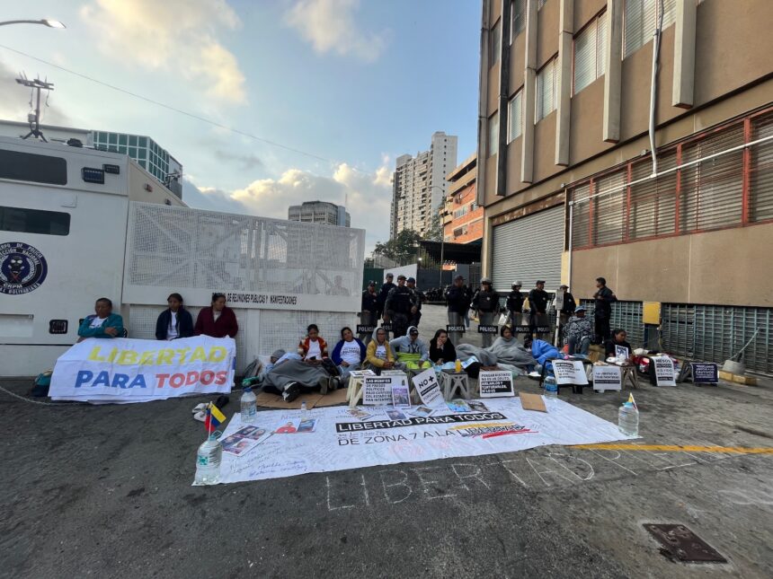 Familiares en en Zona 7 exigieron a Jorge Rodríguez cumplir con la liberación de los presos políticos 