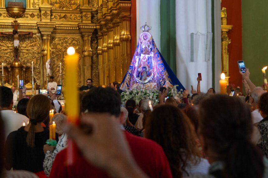 Entre velas y cantos: devotos caraqueños pidieron a la Virgen de la Candelaria por la paz de Venezuela
