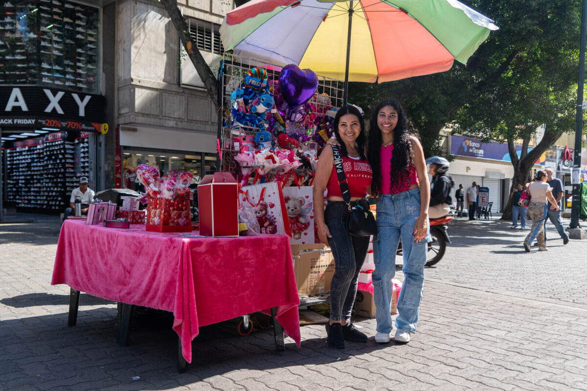 San Valentín en Caracas: vendedores ambulantes, objetos y esquinas donde florece la venta de regalos