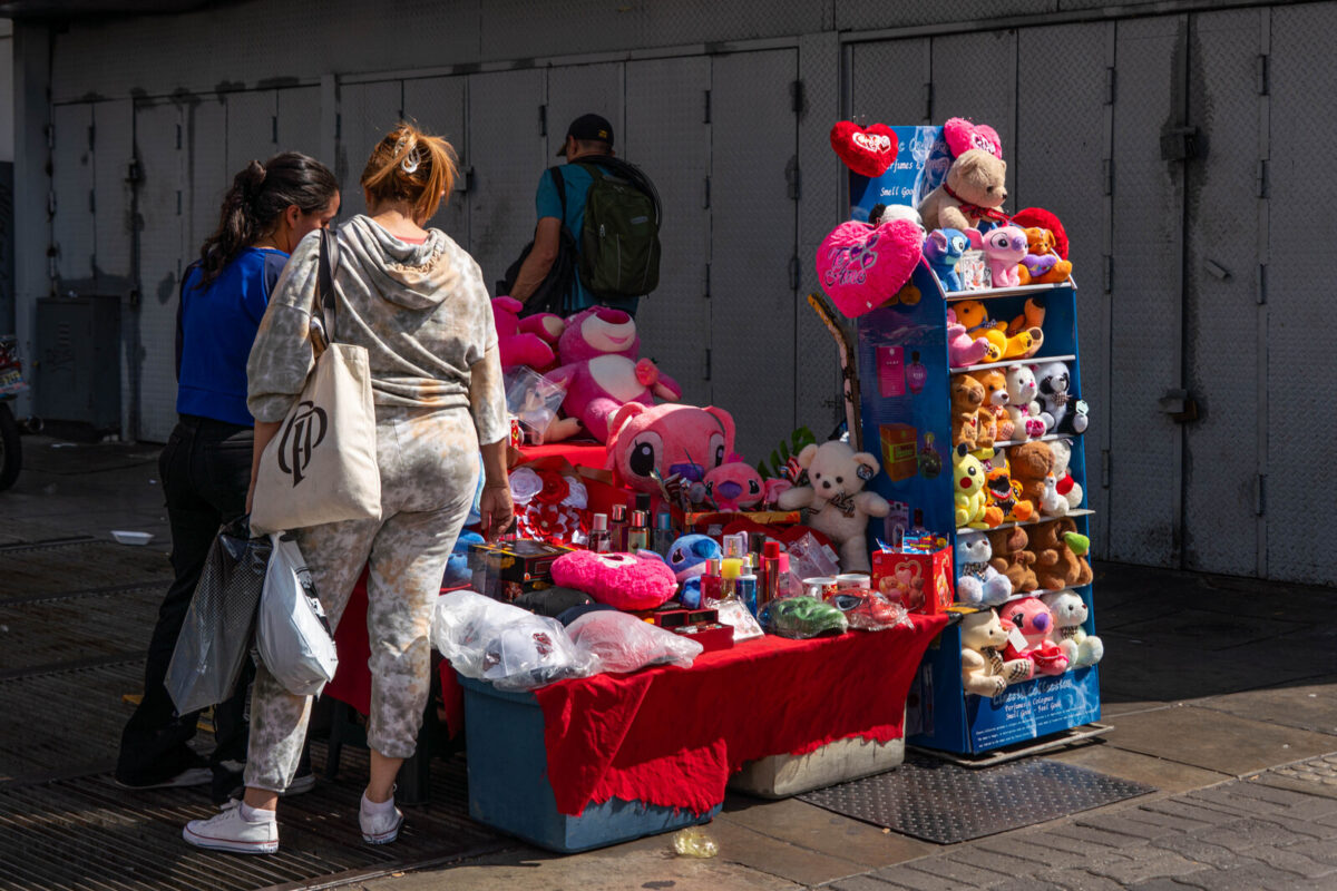 San Valentín en Caracas: vendedores ambulantes, objetos y esquinas donde florece la venta de regalos