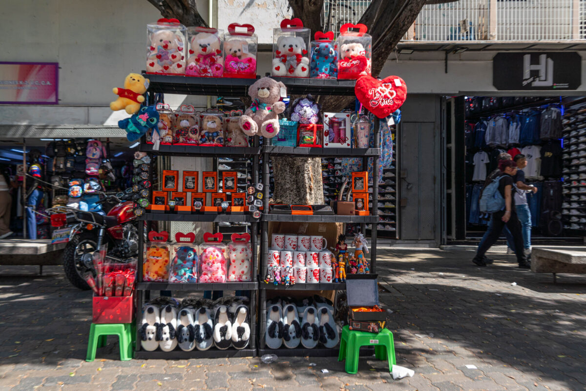 San Valentín en Caracas: vendedores ambulantes, objetos y esquinas donde florece la venta de regalos