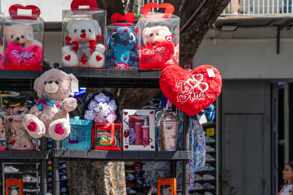 San Valentín en Caracas: vendedores ambulantes, objetos y esquinas donde florece la venta de regalos