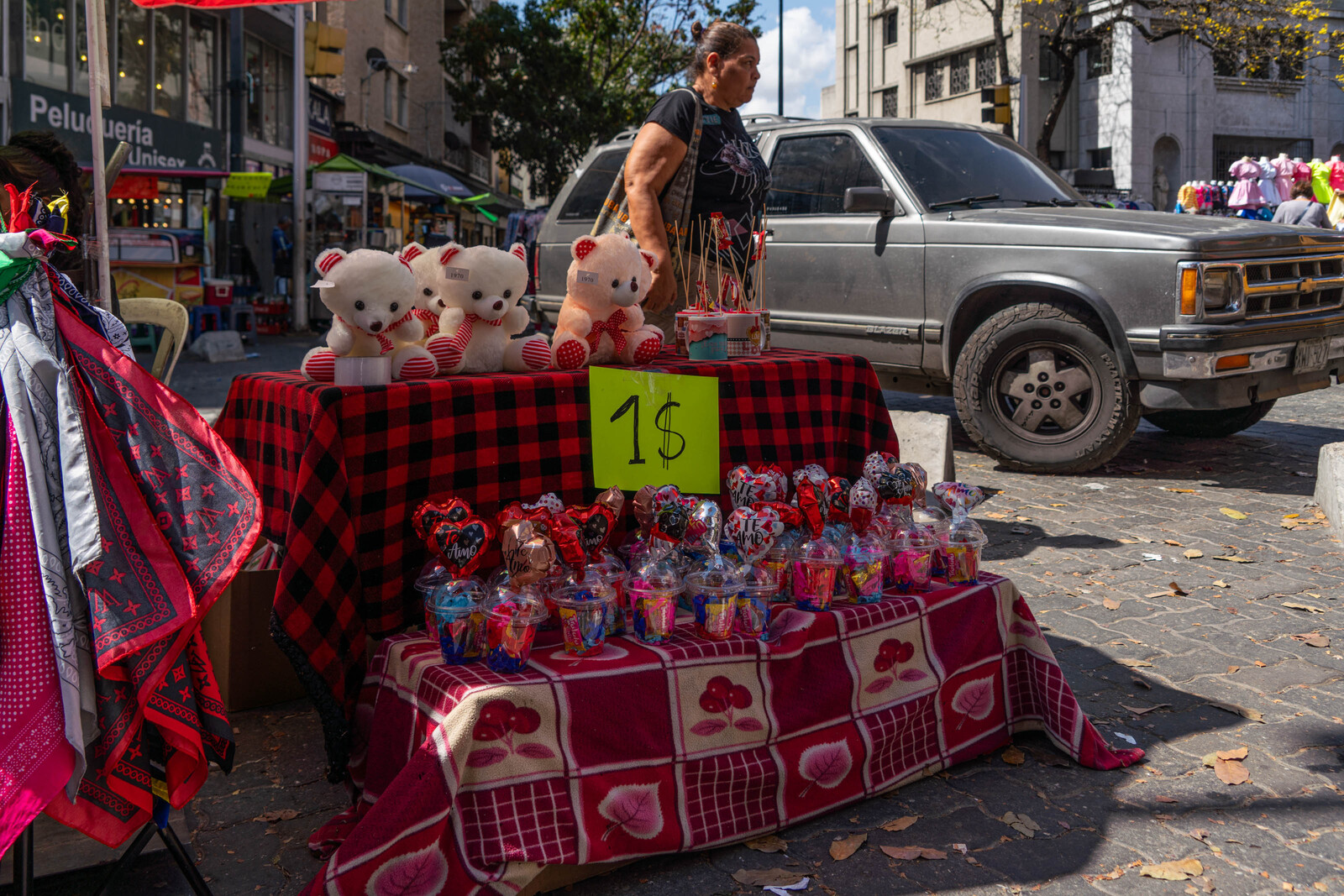 Images of Valentine's Day gift sales in Caracas