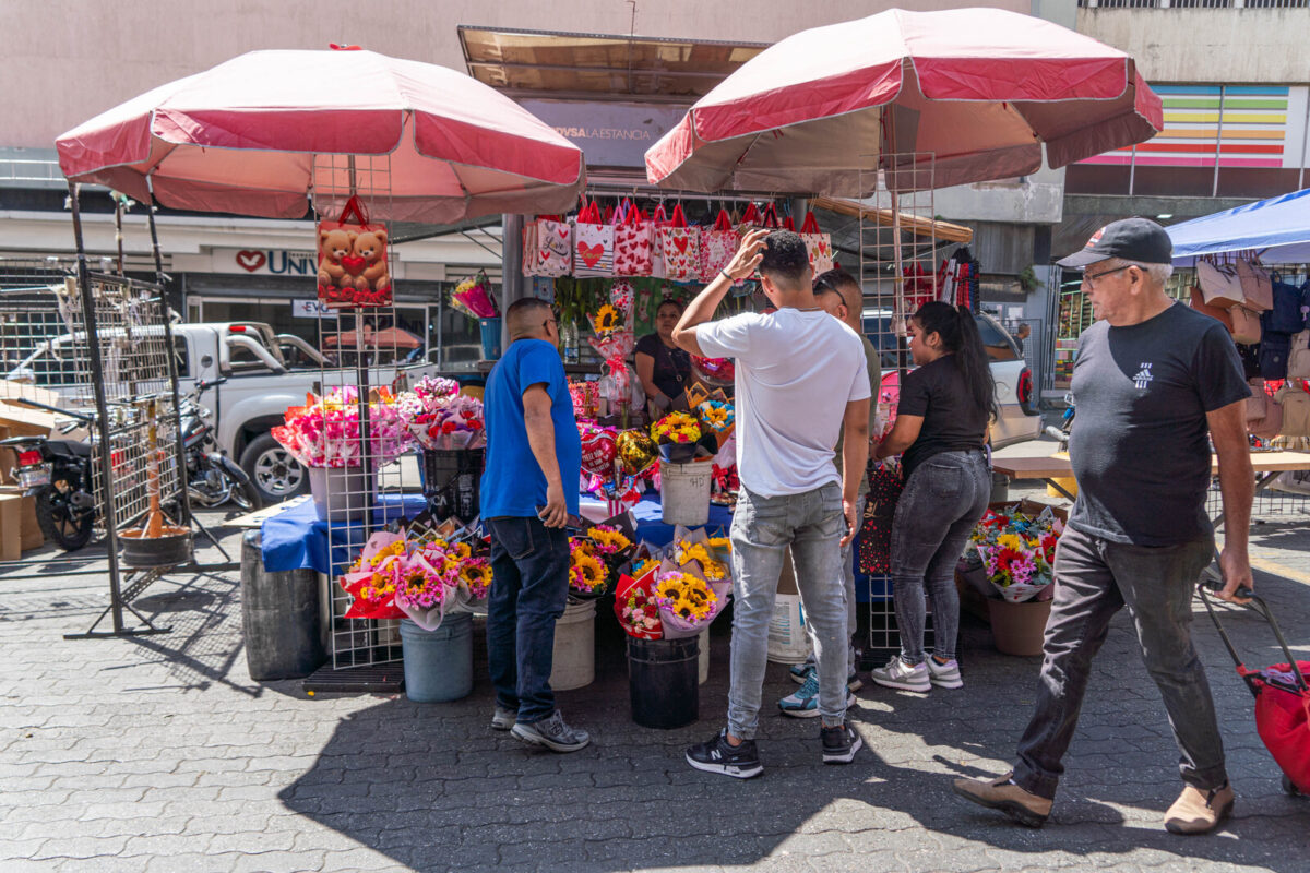 San Valentín en Caracas: vendedores ambulantes, objetos y esquinas donde florece la venta de regalos