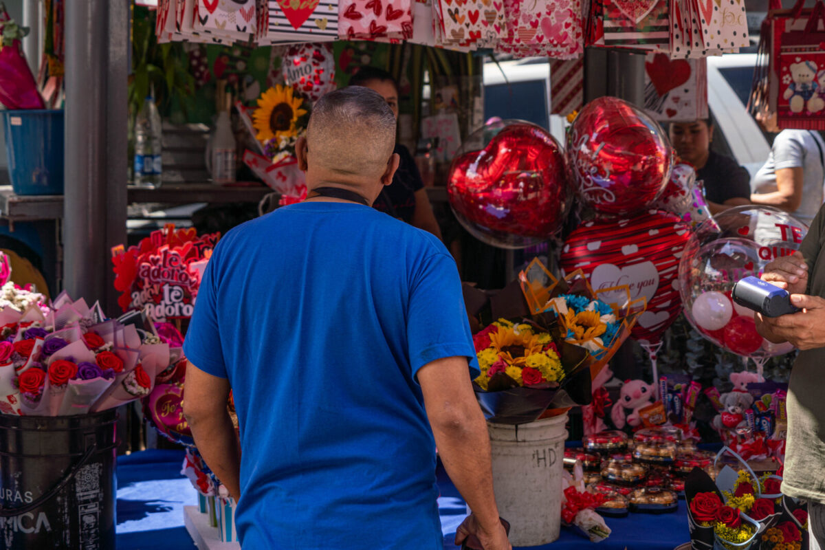 San Valentín en Caracas: vendedores ambulantes, objetos y esquinas donde florece la venta de regalos