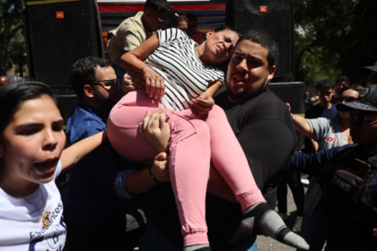 Madre de presa política en Venezuela se descompensó en protesta para exigir su excarcelación