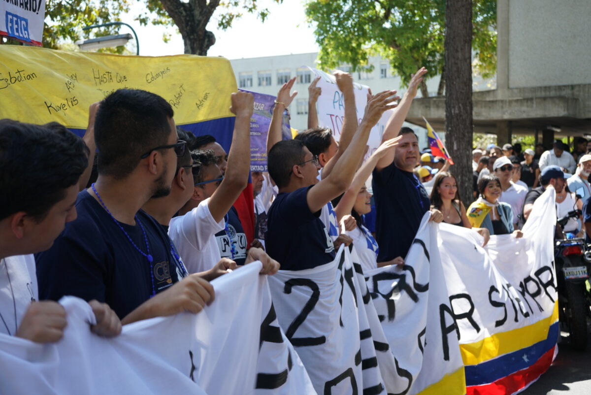 En imágenes: así se desarrolla la manifestación estudiantil en la UCV por la liberación de los presos políticos