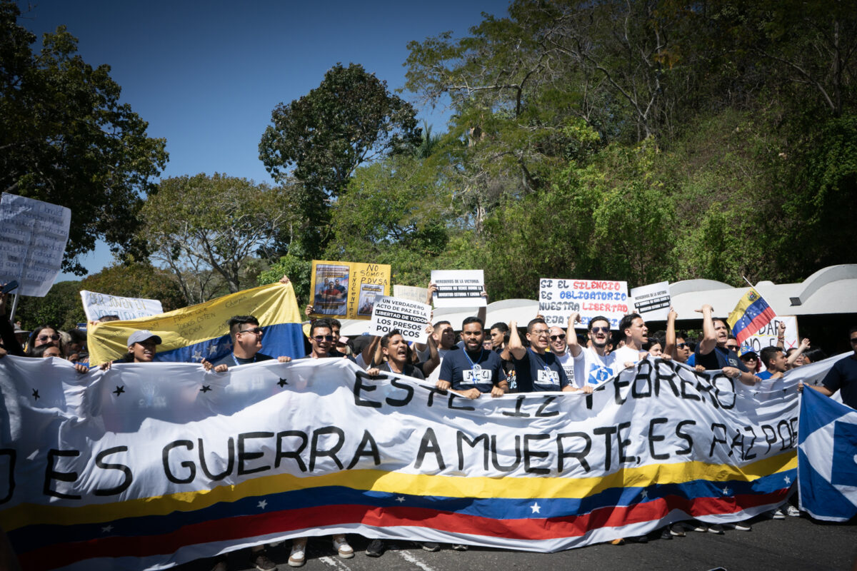 En Caracas los estudiantes impulsaron un canto infinito de paz por el Día de la Juventud