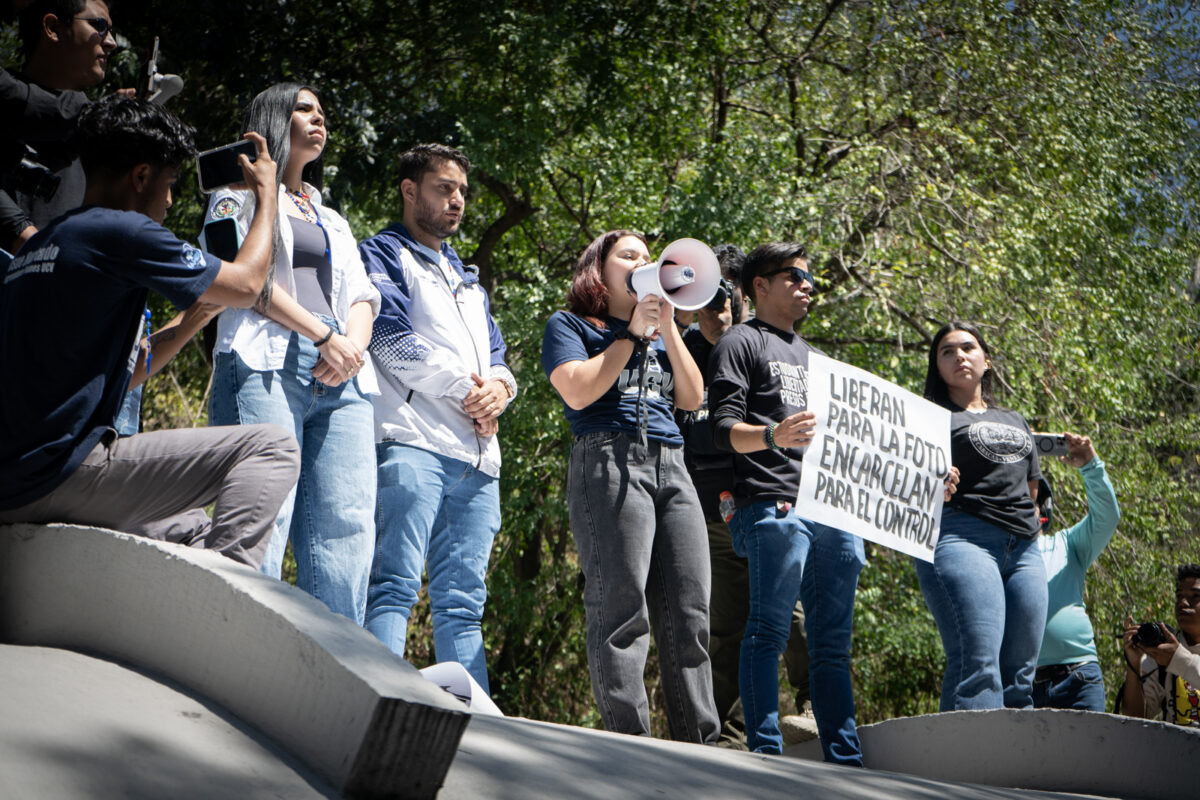 En Caracas los estudiantes impulsaron un canto infinito de paz por el Día de la Juventud