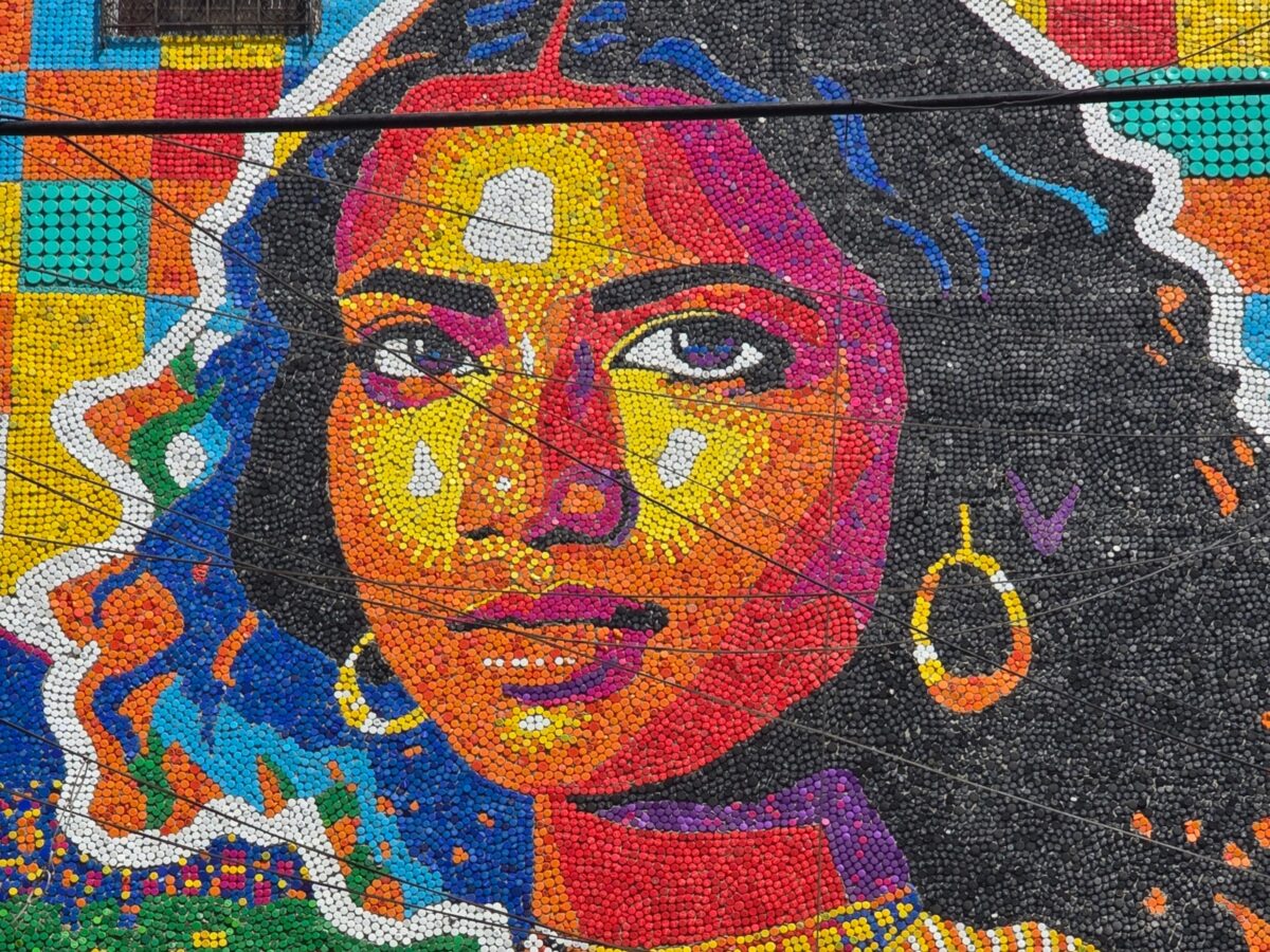 El venezolano Óscar Olivares culminó en El Salvador el mural de tapas plásticas más alto del mundo