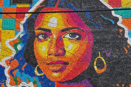 El venezolano Óscar Olivares culminó en El Salvador el mural de tapas plásticas más alto del mundo