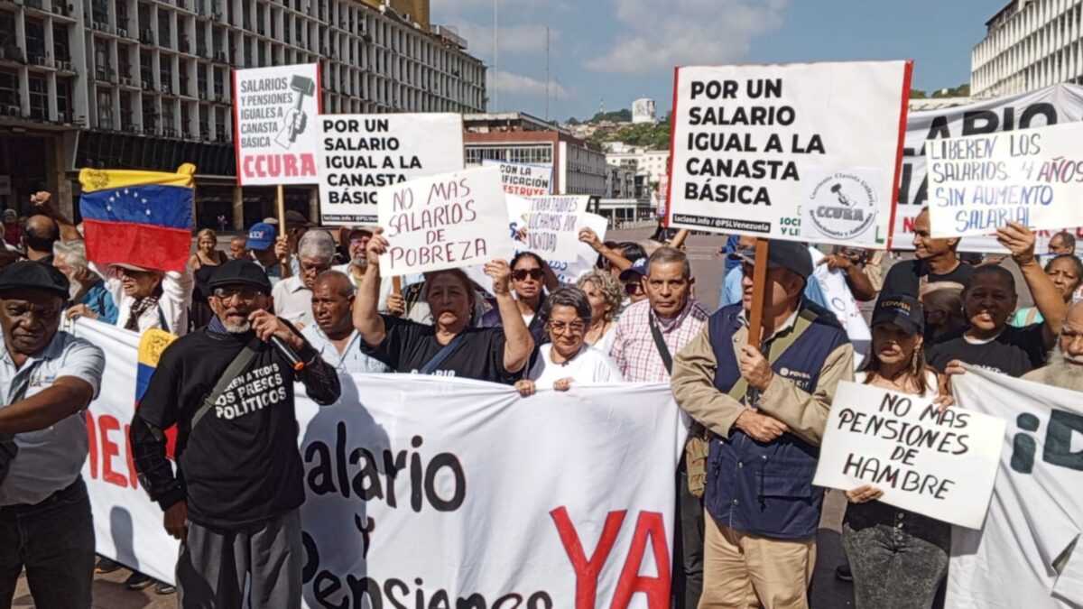 Trabajadores y pensionados protestaron frente al Ministerio del Trabajo para exigir reivindicaciones salariales